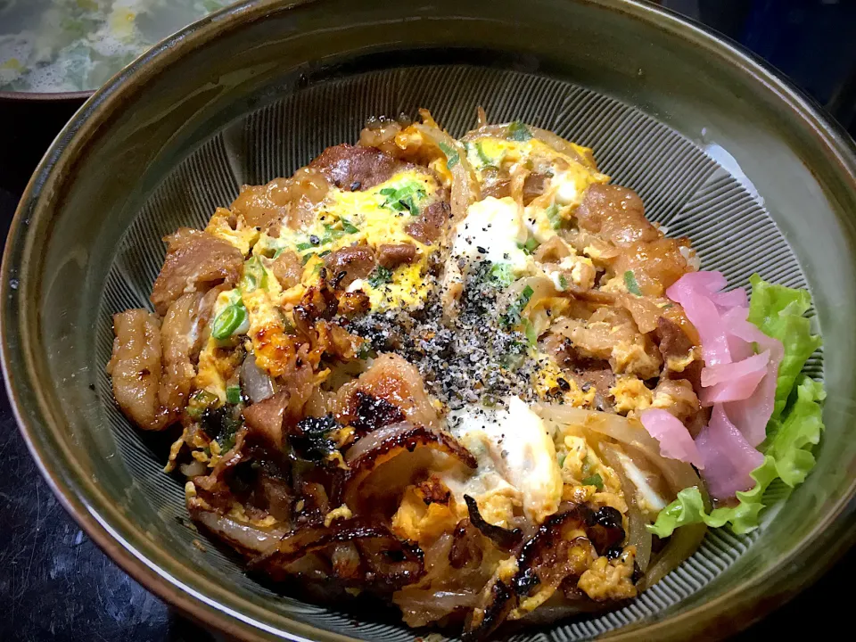 牛カルビ卵とじ丼|すくらんぶるえっぐさん