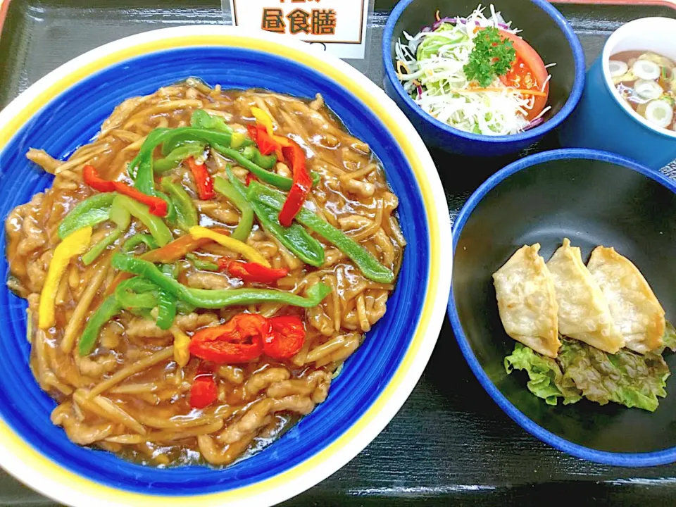 Snapdishの料理写真:豚肉細切りあんかけ焼きそば　餃子付きセット|nyama1さん