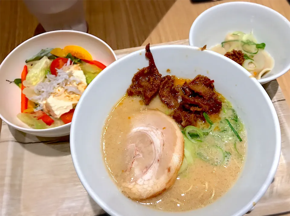 もつ豚骨ラーメン＋しらす&豆腐サラダ＋坦々水餃子|toshi,I🍴さん