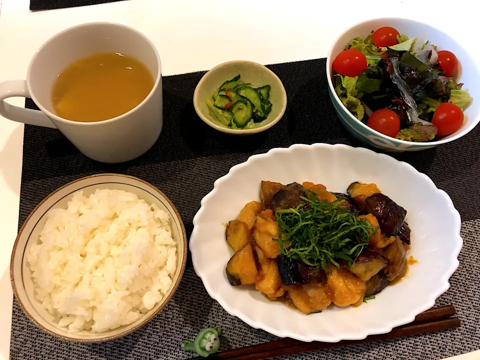 Snapdishの料理写真:#鶏胸肉と茄子のみぞれ炒め　#海藻サラダ　#浅漬け　#味噌汁|ゆぺこさん