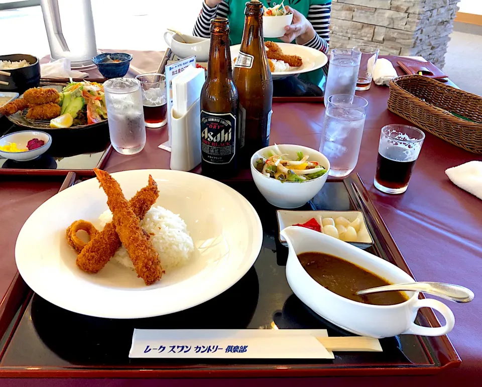 Snapdishの料理写真:レークスワンカントリー倶楽部 エビフライカレーライス|pentarouさん