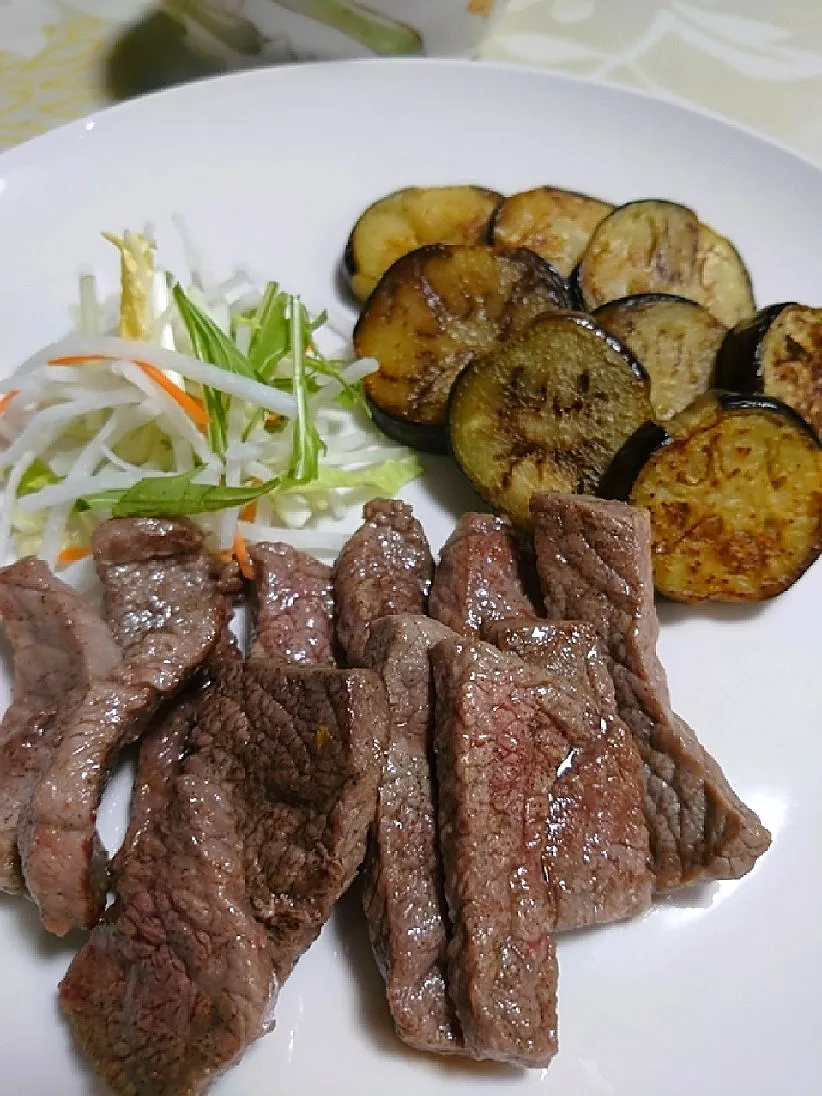 お肉焼きました。
ポン酢でいただきます🥩🍴🙏|🍒ふみりん🍒さん