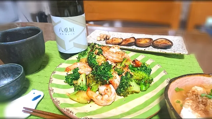 ブロッコリーとエビ🦐のニンニク炒め
焼き椎茸のバター醤油
温豆腐  🍶|びせんさん