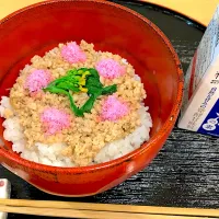 コク&旨みふっくら鶏そぼろ丼🌸|はねさん