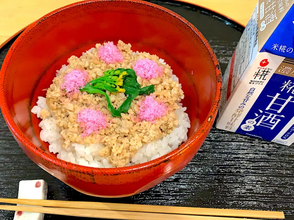 Snapdishの料理写真:コク&旨みふっくら鶏そぼろ丼🌸|はねさん