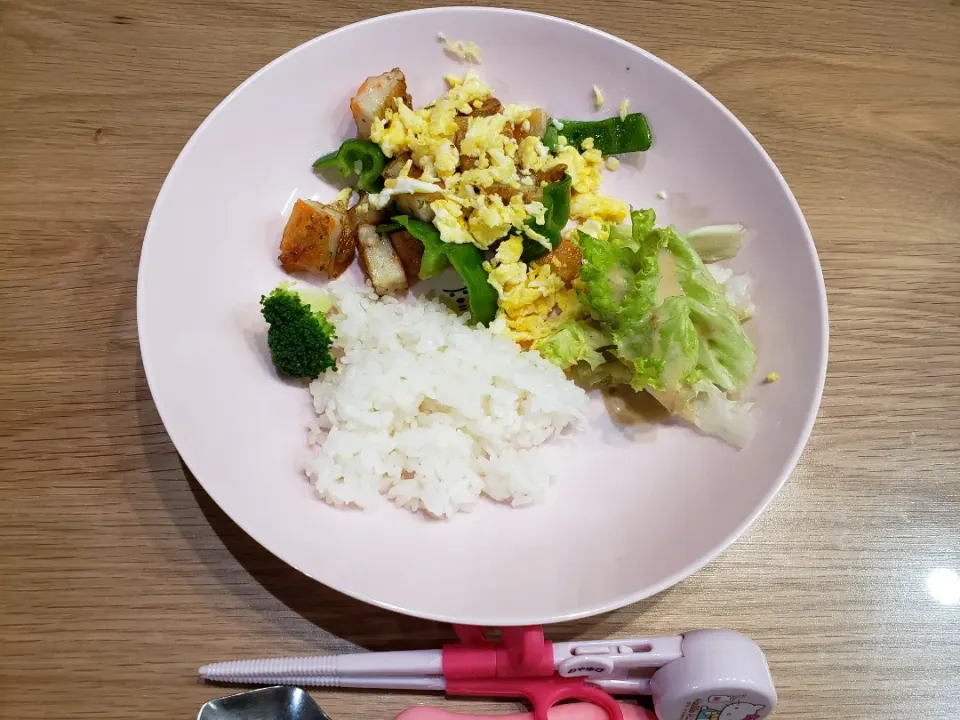 Snapdishの料理写真:野菜さつま揚げとピーマンの炒め物ご飯🍴|kayoko.wさん