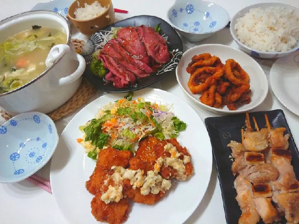 夕食(^ー^)
チキン南蛮&サラダ
ローストビーフ
イカリングフライ
焼き鳥
野菜たっぷり海鮮スープ|プリン☆さん