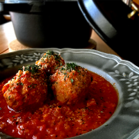 チーズインミートボルの無水甘酒トマト煮込み