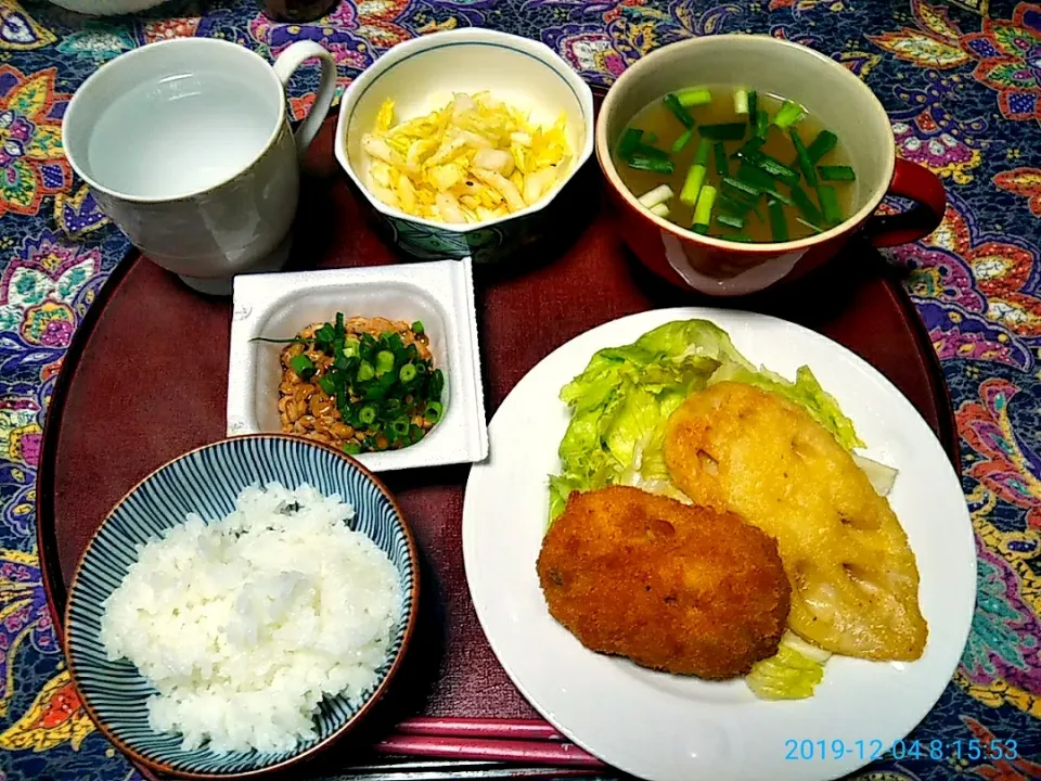 Snapdishの料理写真:よねばーばの朝ごはん
コロッケとれんこんの天ぷら
味噌汁
納豆
白菜の浅漬け
ご飯、白湯|yoneばーばさん