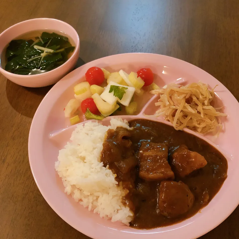 ハンバーグ屋さんで飲んだスープともやしとハムのサラダとピクルスと豚バラ肉じゃがのカレー|薫子さん