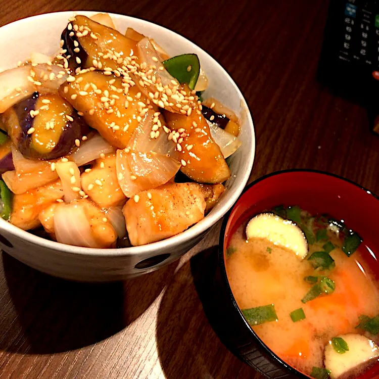 ナスと鶏のむね肉のポン酢炒め丼＆味噌汁|みづきさん