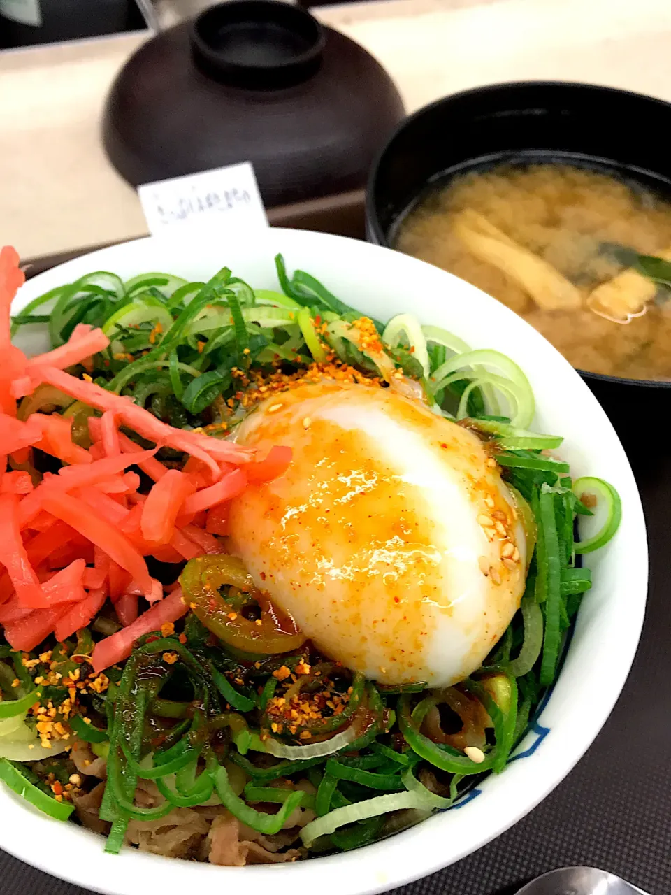 Snapdishの料理写真:久しぶりに松屋で『たっぷりネギたま牛丼＊つゆだく』控えめにミニで🐮🐣|ま〜てぃんさん