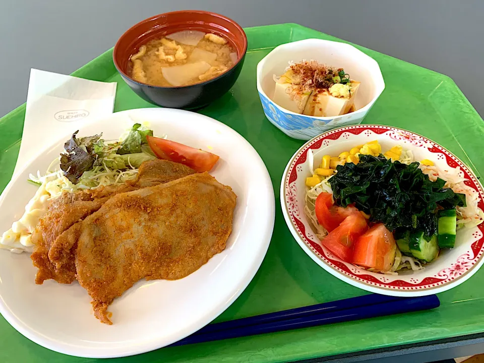 豚ロース味噌漬焼、冷奴、わかめサラダ、味噌汁|Tadahiko Watanabeさん