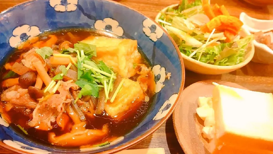 Snapdishの料理写真:賄い飯🍚　牛肉とふうせつ花厚揚げの煮物、生食パンの玉子サンド……等|Gauche Suzukiさん