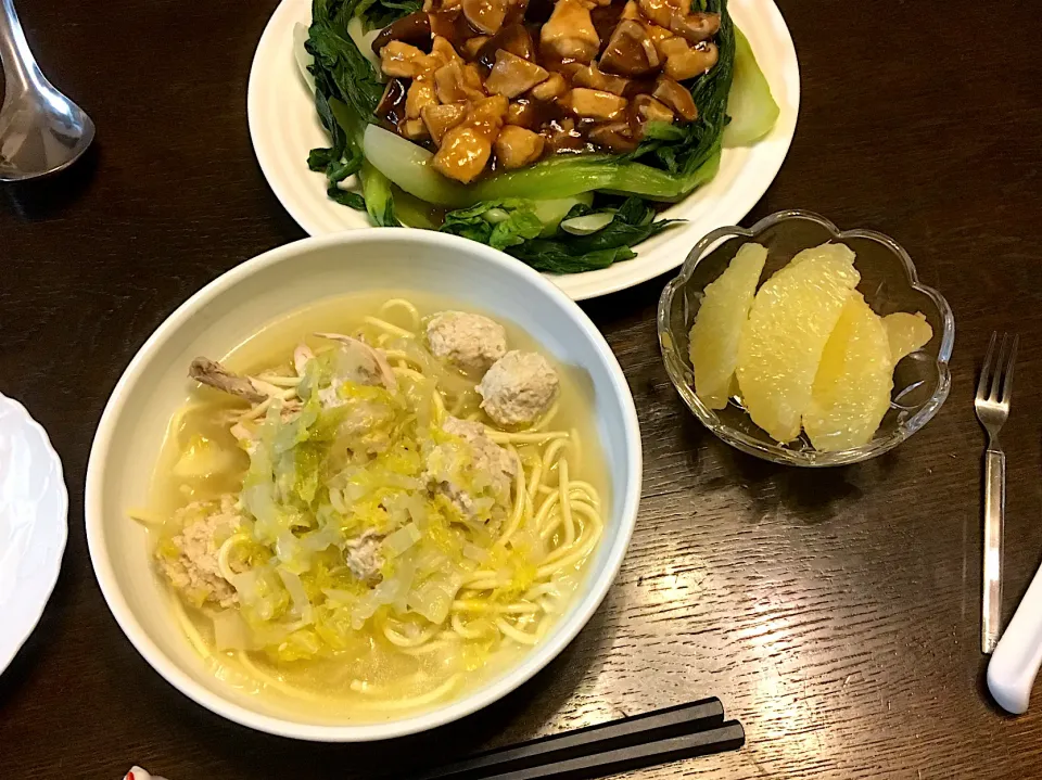 鶏肉団子と白菜スープの煮込み麺、青梗菜の鶏と椎茸の中華あんかけ、グレープフルーツ|カドラさん