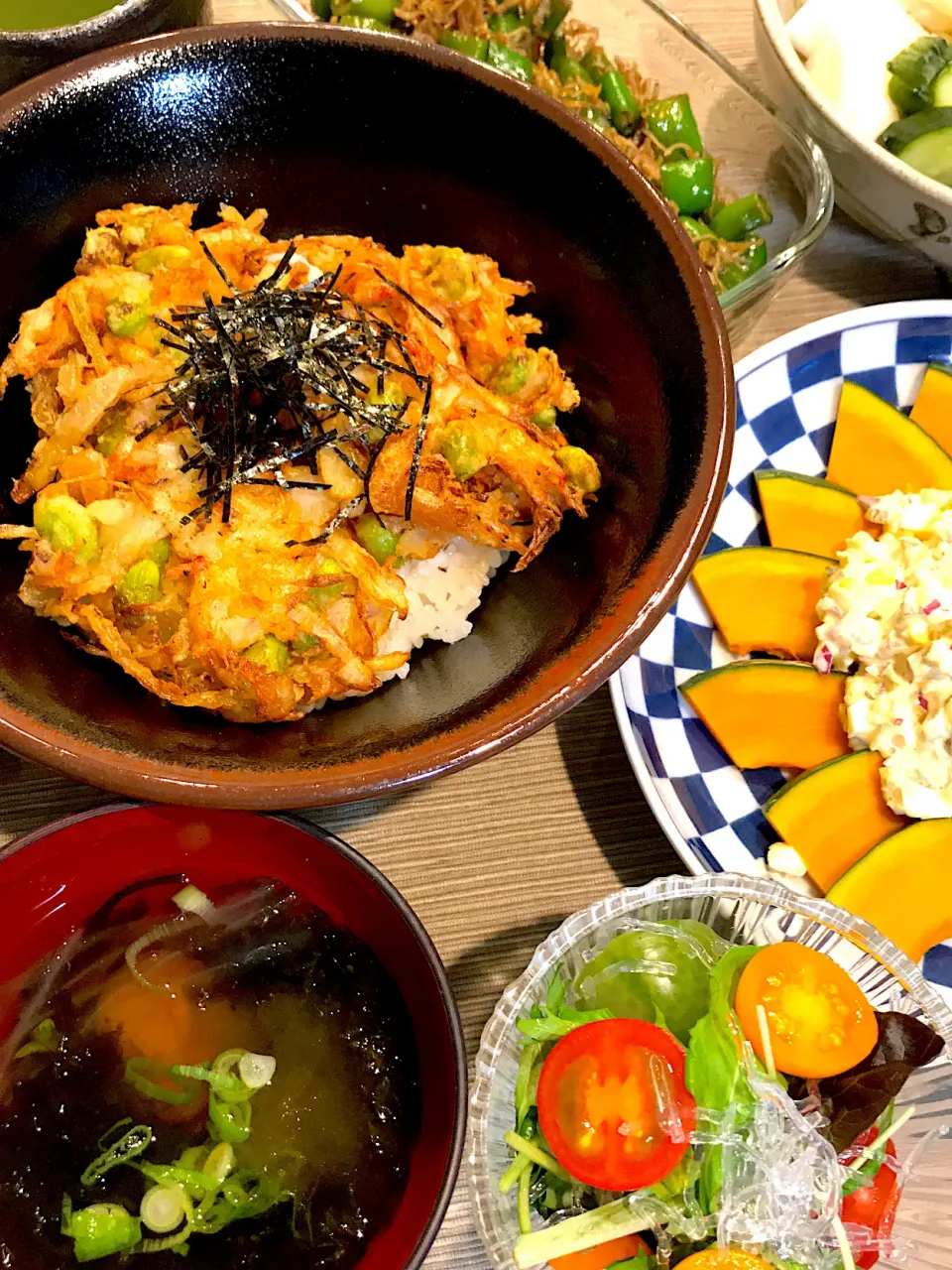 桜海老と枝豆のかき揚げ丼、蒸しかぼちゃのタルタルソースがけ、梅干しと海藻達のお吸い物|yukinnkoさん