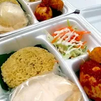 Egg Balado Kebuli Rice with crispy tofu, coolslaw and crackers.|Bony Tabranyさん