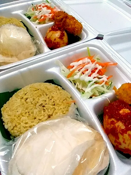 Snapdishの料理写真:Egg Balado Kebuli Rice with crispy tofu, coolslaw and crackers.|Bony Tabranyさん