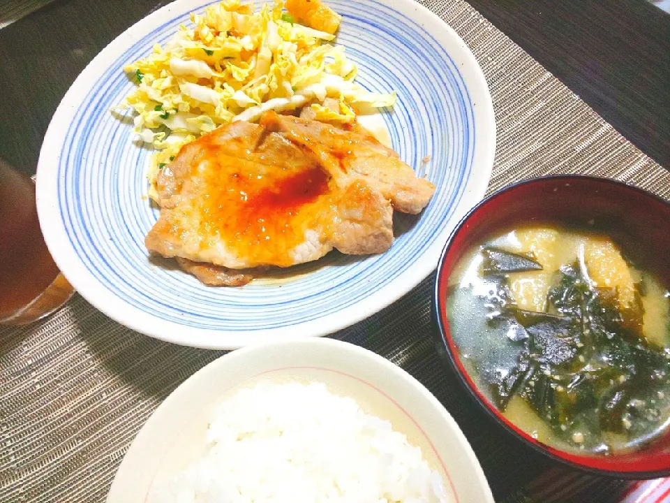 ごはん、わかめと油揚げと豆腐の味噌汁、ポークソテー、白菜と焼き油揚げの和風サラダ|サトリさん