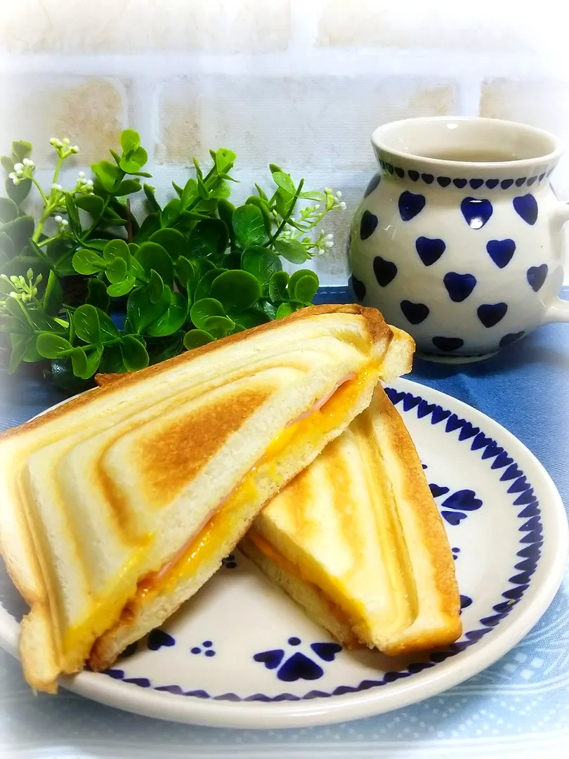 ハムとチーズのホットサンド😊🥪|あみさん