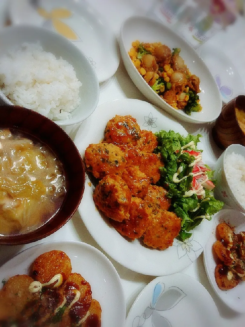 夕食(^ー^)
鶏シソつくね&サラダ
ホタテとブロッコリーとコーンのバター醤油炒め
長芋のお好み焼き風
お味噌汁(白菜、油揚げ、豆腐)|プリン☆さん