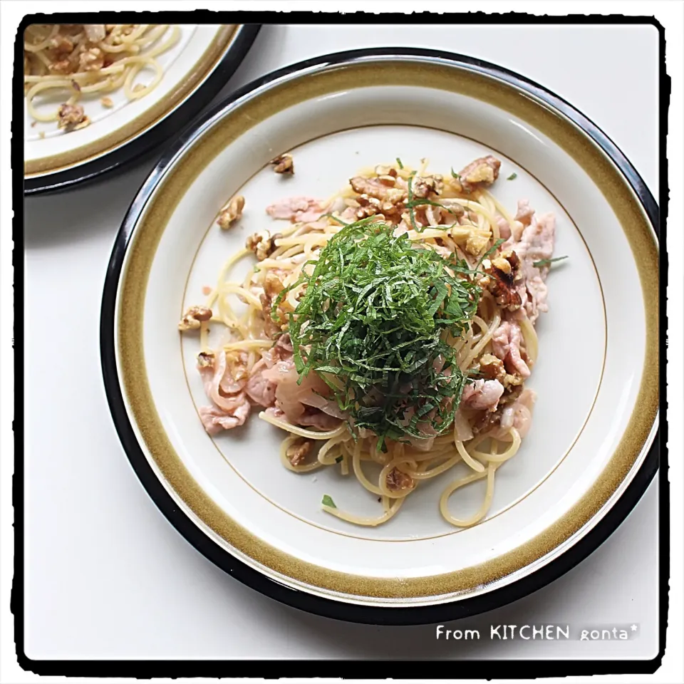 Snapdishの料理写真:古き良きストーンウェアde食べる♪梅しそパスタ🍝﻿|gonta*さん