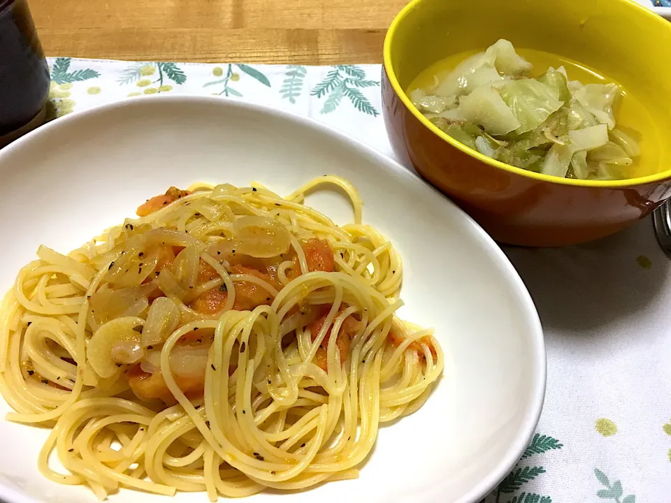 Snapdishの料理写真:冷凍トマトと玉ねぎのペペロンチーノ、キャベツとジャガイモと小エビの和風スープ|こいちさん