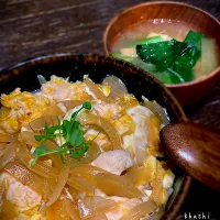 Snapdishの料理写真:糀甘酒の素の優しい甘みが大好き💕　　　　　　鶏胸肉の親子丼🐔