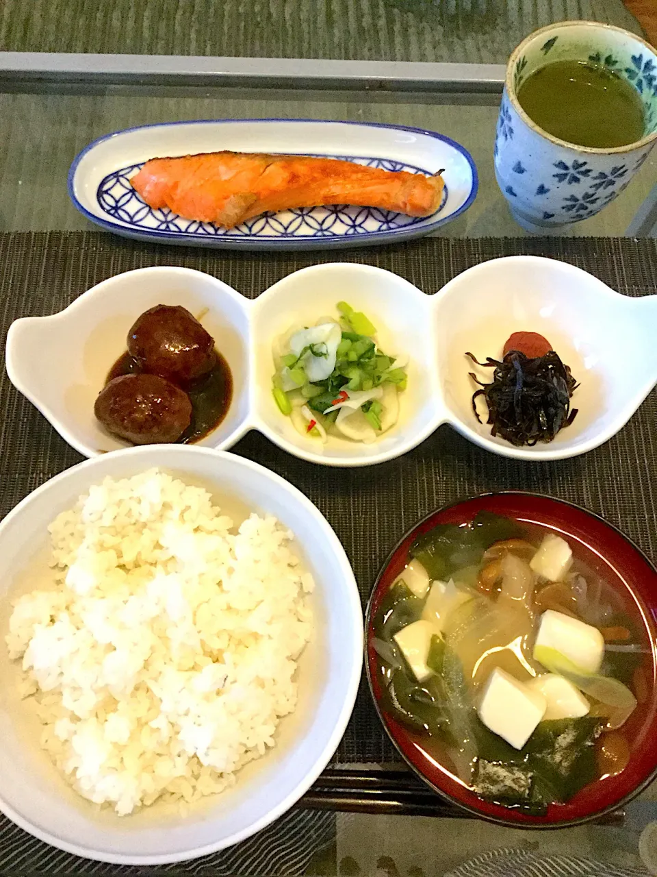 Snapdishの料理写真:男前美容師の手作り朝ごはん2019年12月05日 塩シャケ焼と定番作り置き食材 塩ちゃんこの元で作ったお吸い物仕立て(残り物汁)|Booパパさん