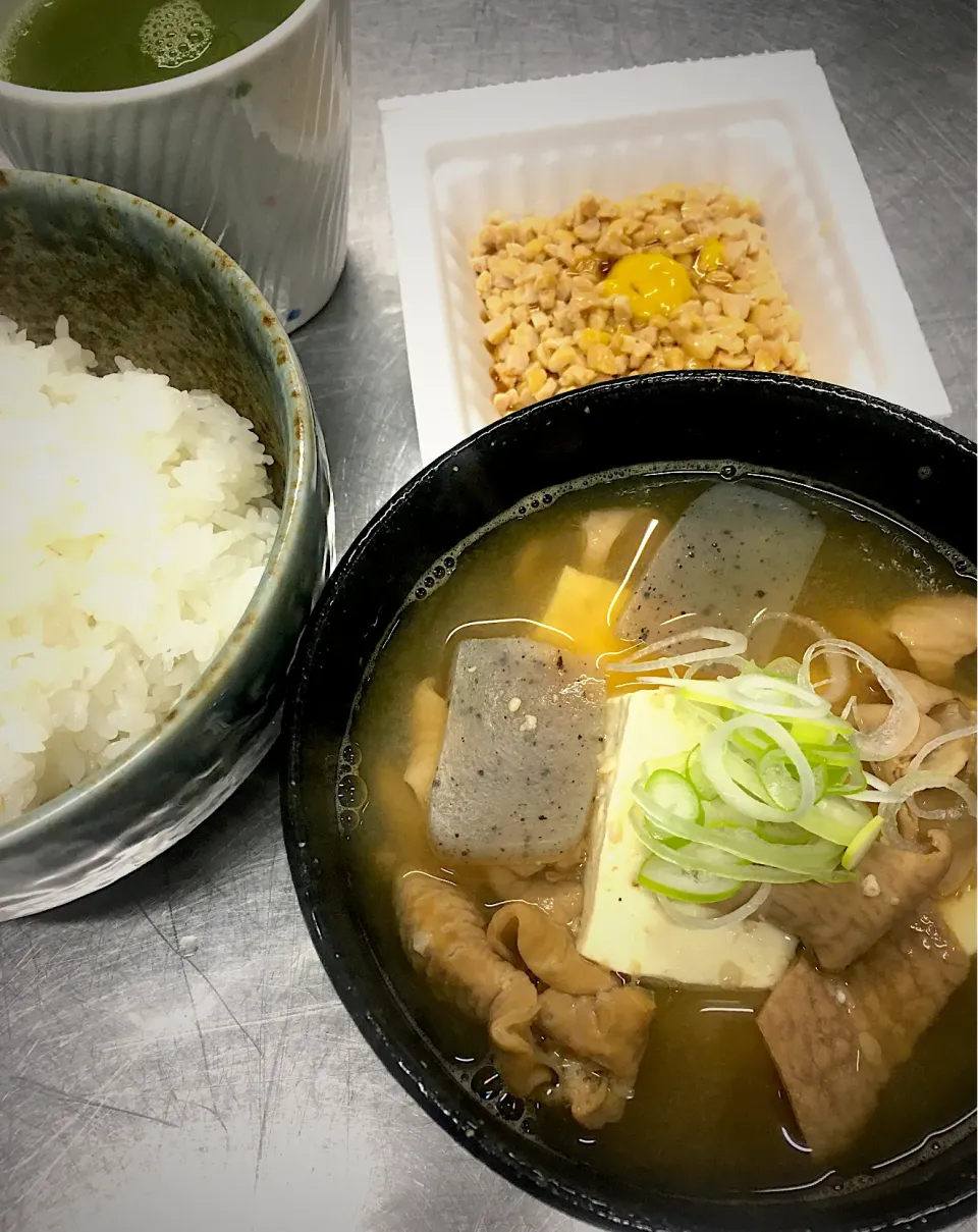 Snapdishの料理写真:今朝はもつ煮とご飯🍚|内気なjohnnyさん