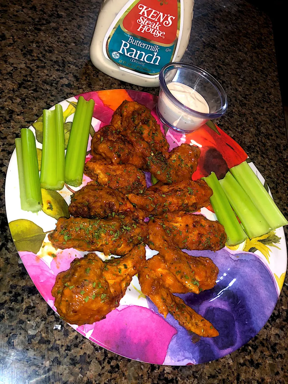 Fried chicken wings in garlic buffalo sauce|Tawanjaさん