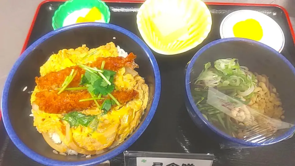 Snapdishの料理写真:海老フライ丼＆山菜そばセット|nyama1さん