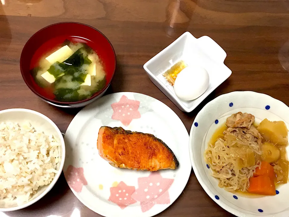 塩鮭 豚肉じゃが 豆腐とわかめの味噌汁 温玉|おさむん17さん