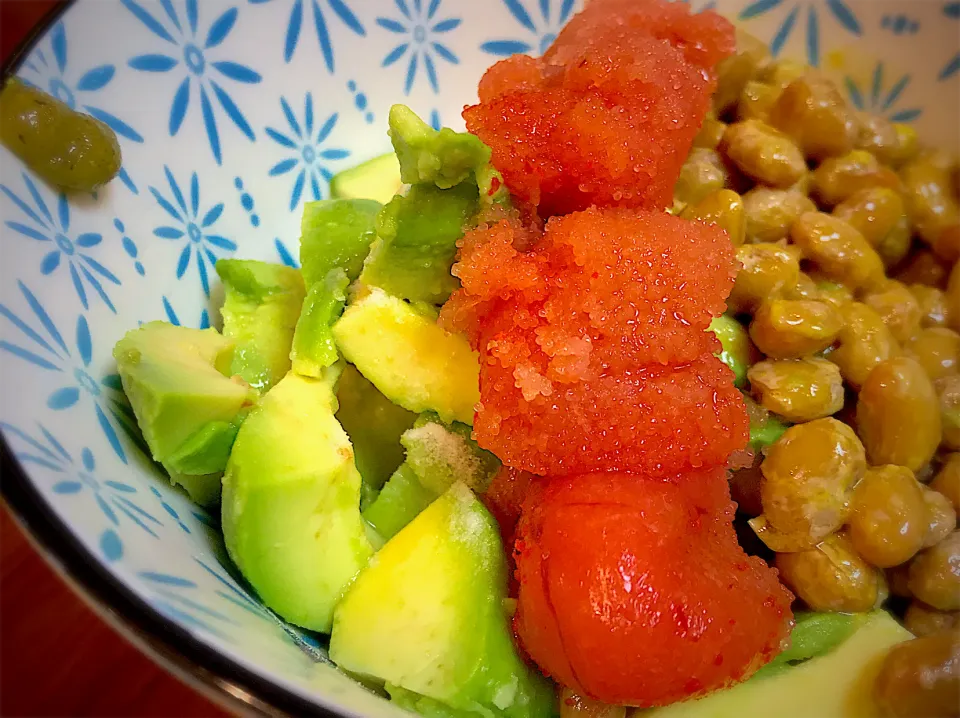 💙なつ6017💙さんの料理 🔷塩と山葵で🥑🥑アボカド明太納豆🔷|ちまさん