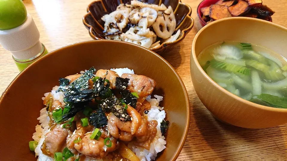 焼き鳥丼&かのりちゃんの蓮根炒め&チンゲン菜とわかめの中華スープ|しほさん