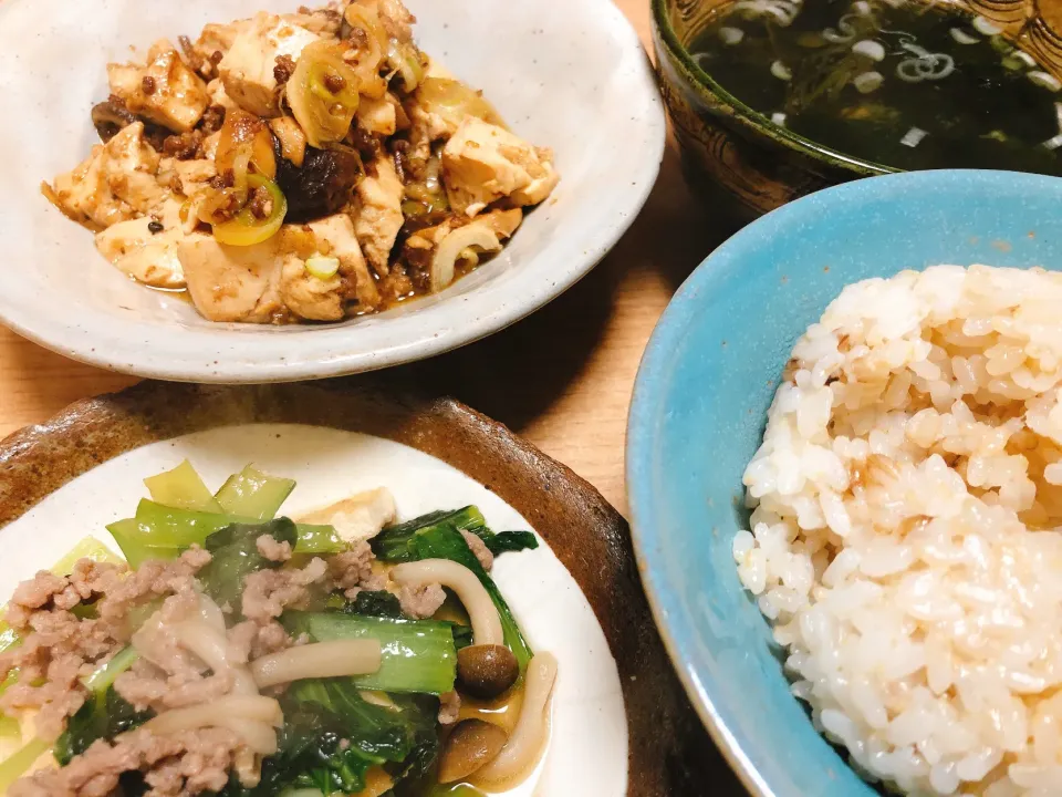 麻婆豆腐、小松菜と油揚げの炊いたん、海藻スープ、丸麦ごはん|ゆきさん