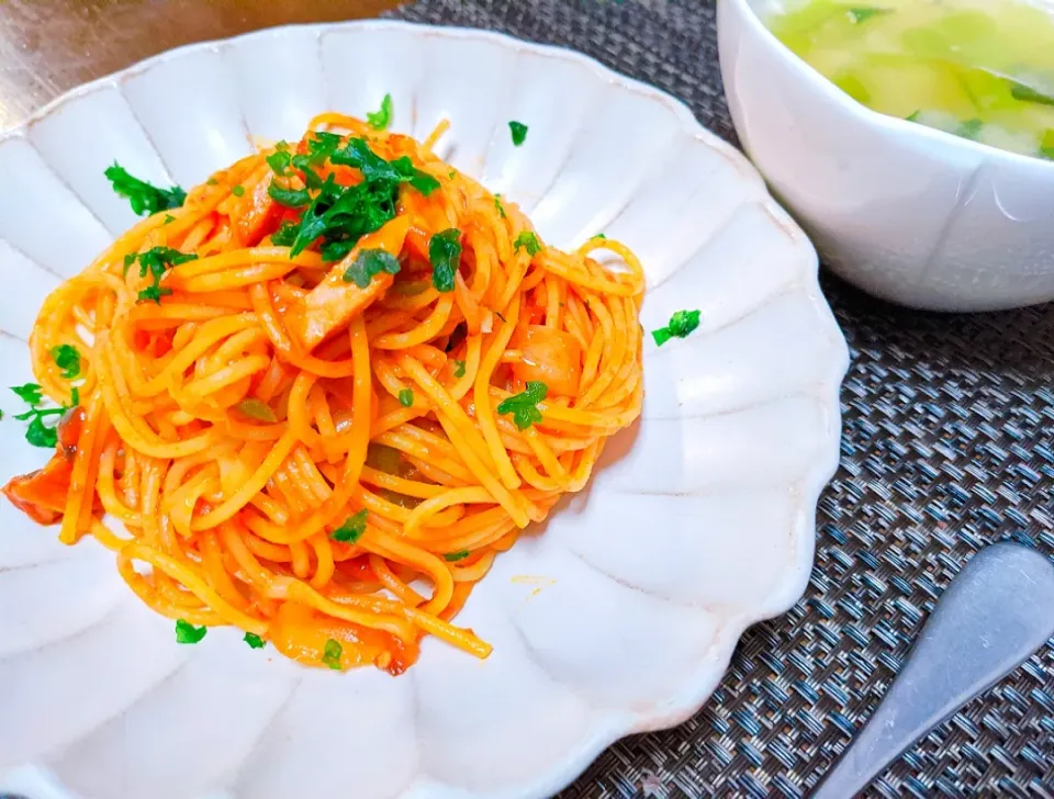 Snapdishの料理写真:【パスタ】スモークチキンのトマトパスタ|ふわふわおもちさん