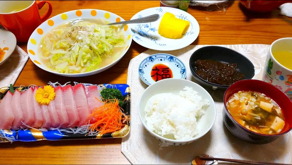 Snapdishの料理写真:12/5の夕食
鰤のお刺身と白菜の中華炒め|卯月さん