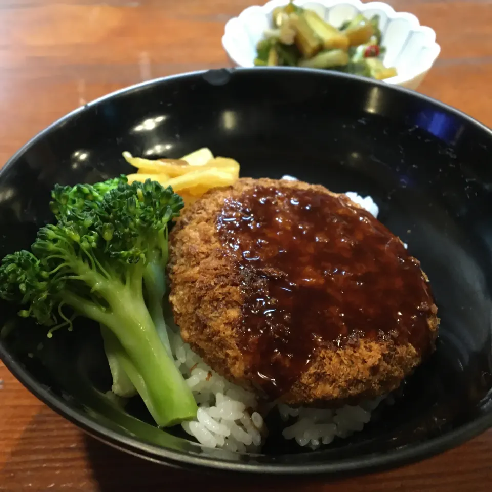 晩ごはん⭐️⭐️🔆                                             メンチカツ丼と野沢菜と画像枠外にも。|ぽんたさん