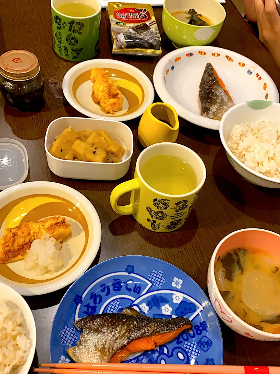 朝和食　焼き鮭　出し巻き卵　薩摩芋の煮物　蕪とわかめのお味噌汁　海苔の佃煮　韓国海苔　麦ご飯　お茶|ch＊K*∀o(^^*)♪さん