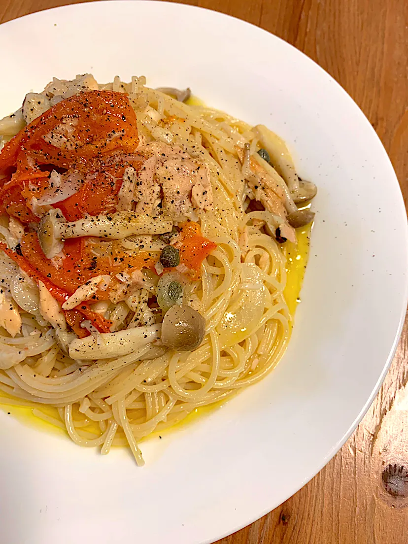 Snapdishの料理写真:フレッシュトマトとツナのパスタ作ったよ🍝|NOMU'S キッチン🍳さん