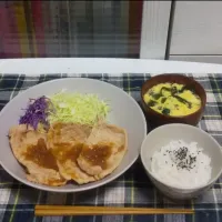 Snapdishの料理写真:豚の生姜焼定食♪
2019.12.6|ゆうさん