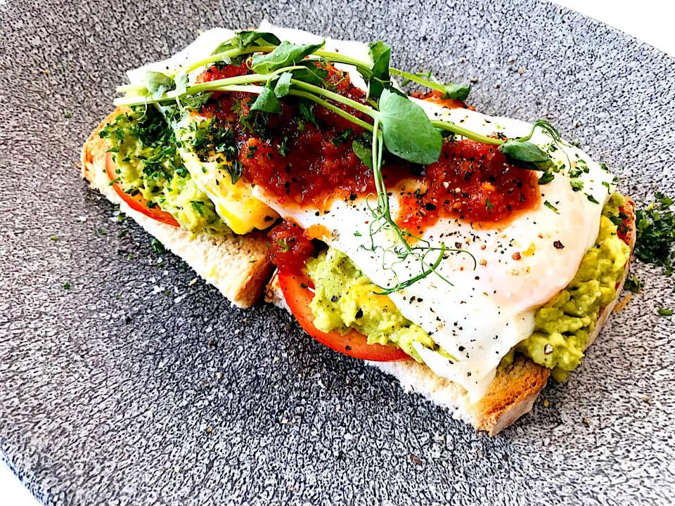 Vegetarian Brunch; Toasted sourdough topped with tomato 🍅 smashed avocado 🥑 fried egg 🍳 and pepperdew chutney|Sergio Lacuevaさん