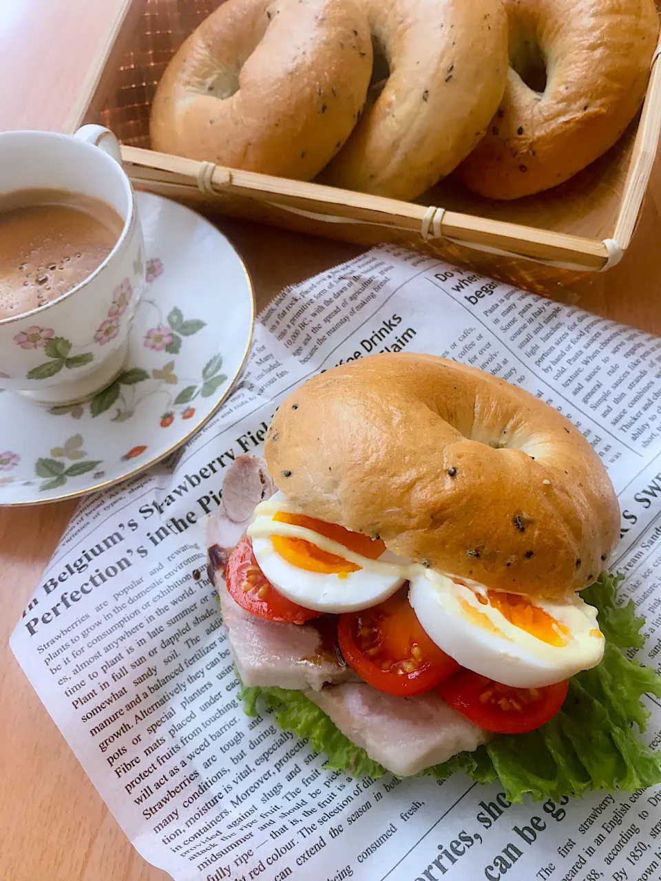 Snapdishの料理写真:山本真希さんの料理 黒胡麻とクリームチーズのベーグル  初挑戦のベーグルで塩豚サンド🥯|とんちんさん