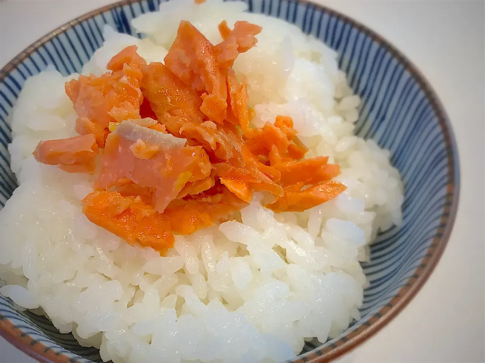 麹甘酒で作る🐟焼き鮭ほぐし🐟ご飯にのっけておかわり〜🍚😆|ちまさん