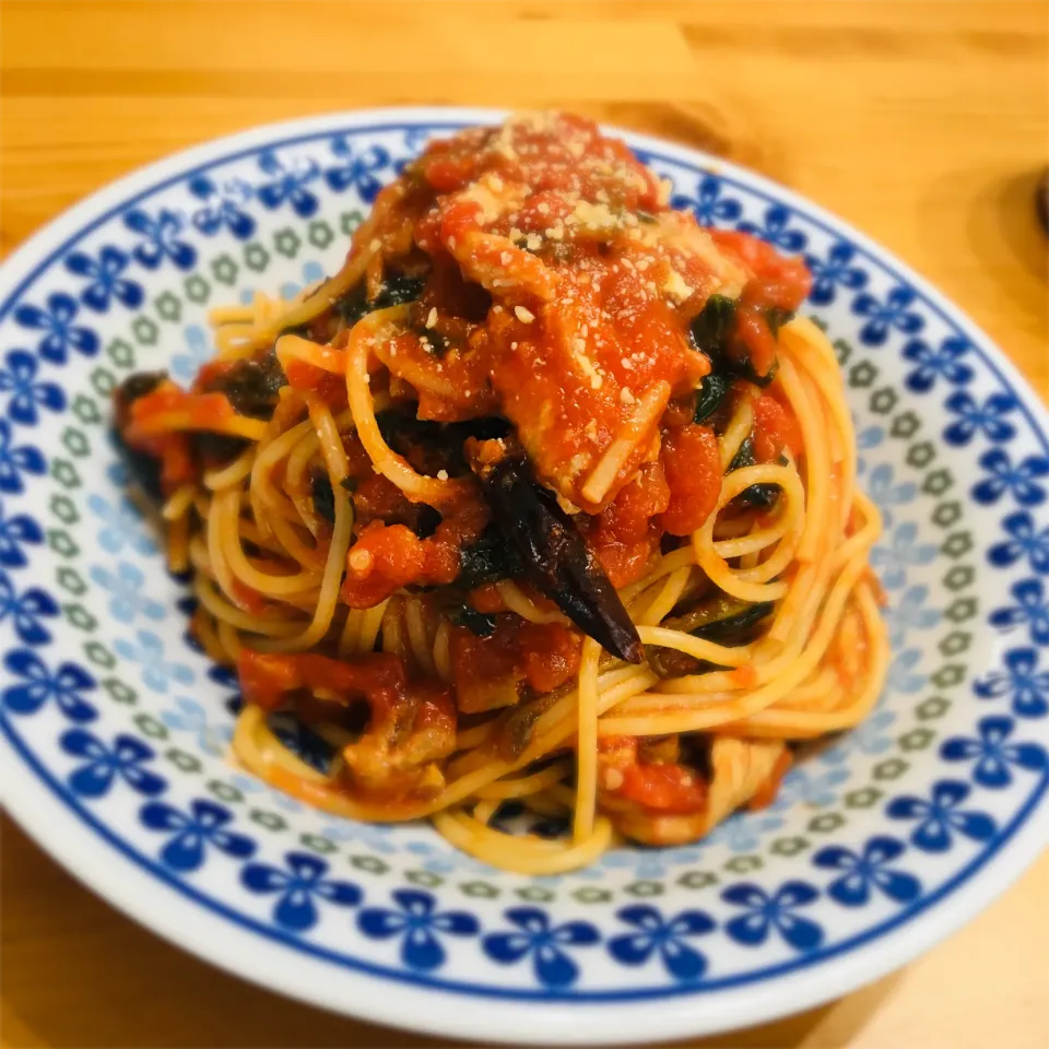 豚肉とほうれん草のトマトパスタ|はらぺこ青虫さん