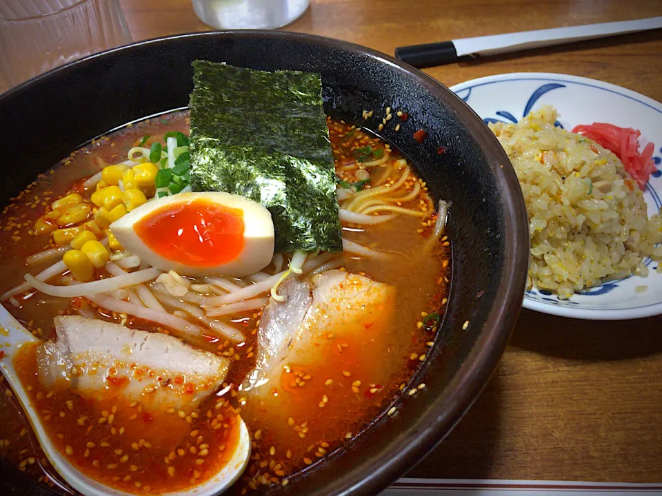 休日出勤のお供は、からし味噌ラーメンと半チャーハンのセット(^^♪|ひーちゃんさん