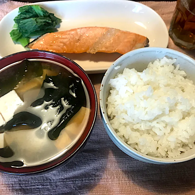 焼鮭、豆腐とワカメの味噌汁、おひたし|純さん