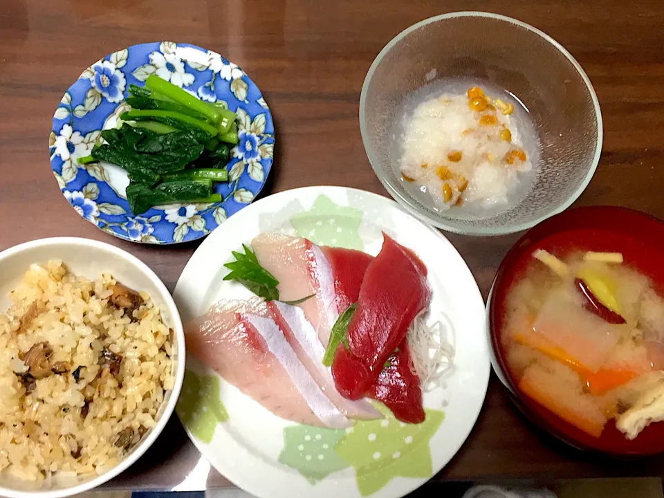 刺身 根菜の味噌汁 おろしなめこ かぶの葉のからし和え いわし缶の炊き込みご飯|おさむん17さん