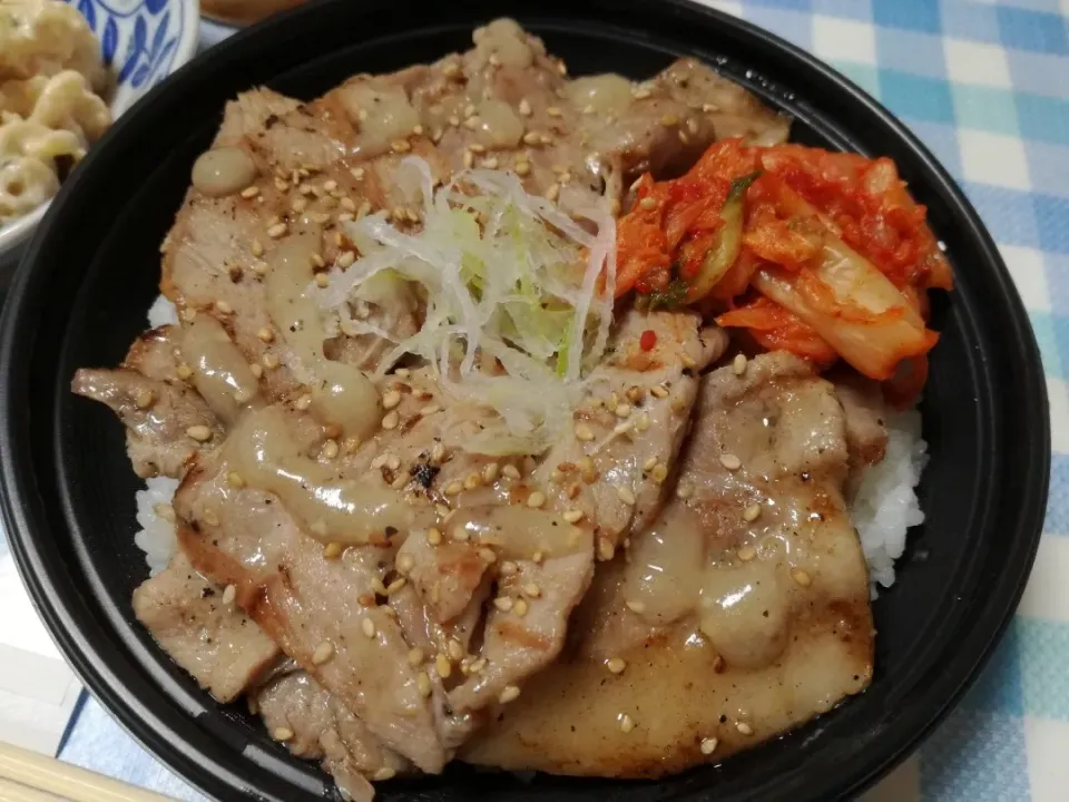 今宵は、豚肩ロースの塩焼肉丼🐷|Kojiさん